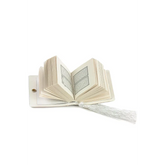 Open boek met ruffled pagina’s en een bookmark van Mini Koran met Kaaba deur patroon